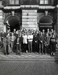 812678 Groepsportret van de leden van de gemeenteraad van de gemeente Utrecht, op het bordes van het Stadhuis ...